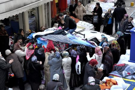 1 liralık çarşaf için birbirlerini paraladılar - Resim: 1