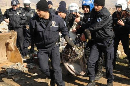 Evi  yıkılmasın diye böyle direndi! - Resim: 2