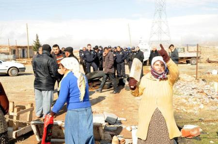 Evi  yıkılmasın diye böyle direndi! - Resim: 3