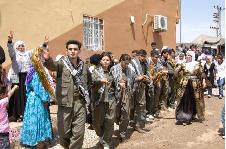 Hasip Kaplan'a kalaşnikoflu karşılama - Resim: 1