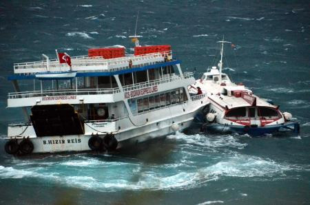 Deniz otobüsü karaya sürüklendi! - Resim: 2