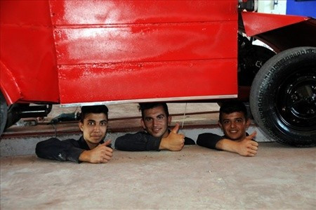 Gençler hurda parçalardan  "Otomobil" yaptılar - Resim: 1