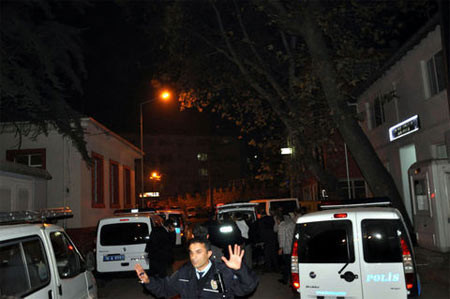 Polis memuru dehşet saçtı - Resim: 1