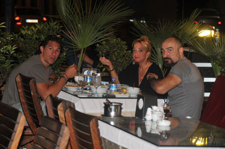 Ünlü sunucu fena yakalandı - Resim: 1