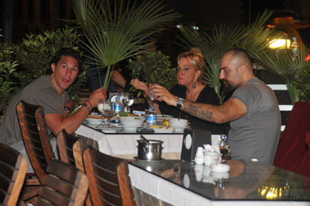 Ünlü sunucu fena yakalandı - Resim: 2