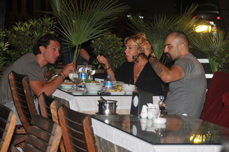 Ünlü sunucu fena yakalandı - Resim: 3