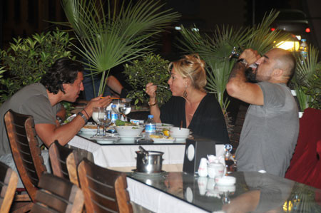 Ünlü sunucu fena yakalandı - Resim: 4