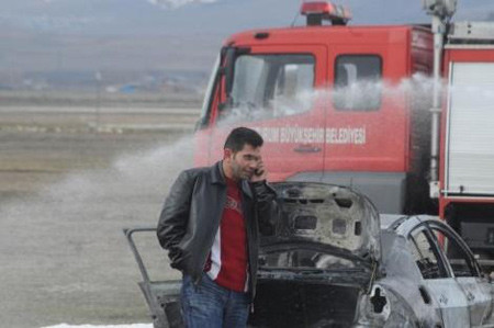 Servise kızdı otomobilini yaktı - Resim: 2