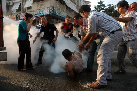 Esnaf kendini böyle ateşe verdi - Resim: 4
