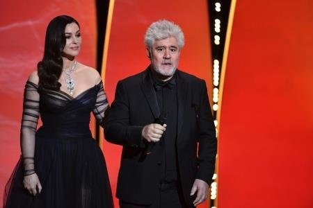 Monica Belluci herkesin önünde aniden sunucuyu öpünce... - Resim: 2