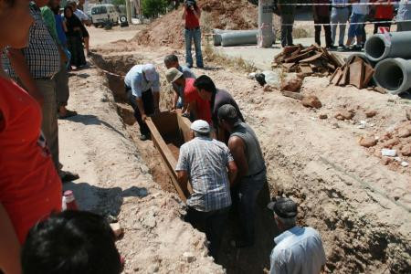 Yol yapım çalışmasında şok oldular - Resim: 2