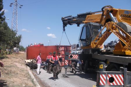 TIR'daki koyteynır arabanın üstüne düştü - Resim: 2
