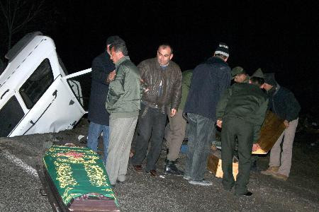 Çöken yol otomobili yuttu - Resim: 2