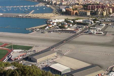 Ortasından otoban geçen havaalanı - Resim: 4