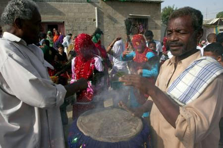 Baba çocuğunu "aç timsahların" önüne bıraktı!  - Resim: 3