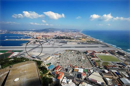 Ortasından otoban geçen havaalanı - Resim: 3