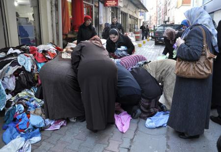 1 liralık çarşaf için birbirlerini paraladılar - Resim: 2