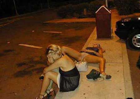 Bu kızlar oldukları yere sızdılar - Resim: 2