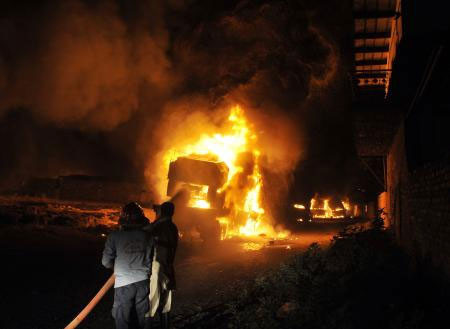 Askeri araç taşıyan tırlara saldırı - Resim: 1