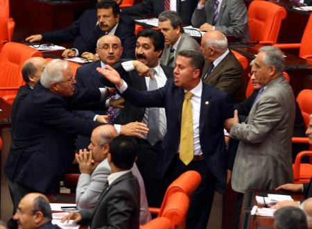 Meclis yine birbirine girdi! - Resim: 3