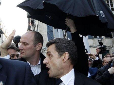 Sarkozy'i madara ettiler - Resim: 3