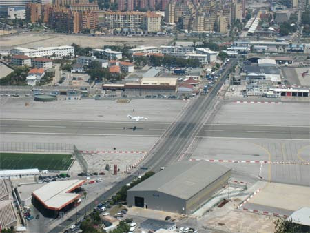 Ortasından otoban geçen havaalanı - Resim: 1