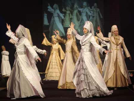 Namazı defileye böyle alet ettiler - Resim: 1