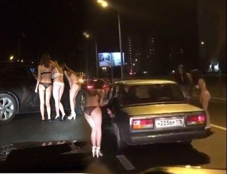 Çırılçıplak soyunup para dilendiler! Rezilliğin böylesi - Resim: 1