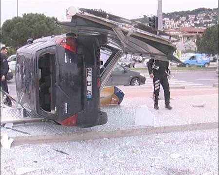 Hızını alamadı ve böyle durağa daldı! - Resim: 2