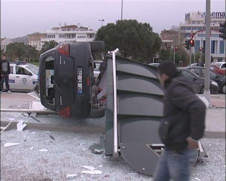 Hızını alamadı ve böyle durağa daldı! - Resim: 3