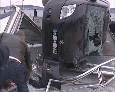 Hızını alamadı ve böyle durağa daldı! - Resim: 4