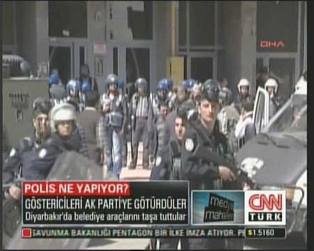 Polis göstericileri AK Parti binasına soktu! - Resim: 1