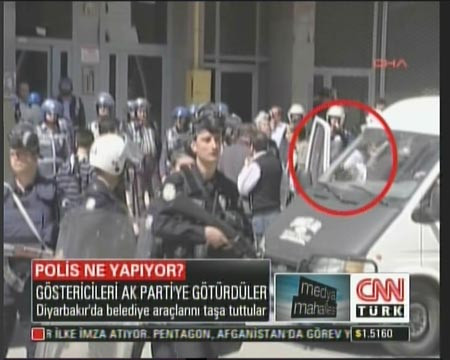 Polis göstericileri AK Parti binasına soktu! - Resim: 2