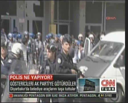 Polis göstericileri AK Parti binasına soktu! - Resim: 3