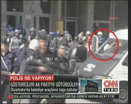 Polis göstericileri AK Parti binasına soktu! - Resim: 4