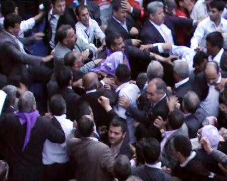 Urfa'da 'bakana bakma' kavgası! - Resim: 2