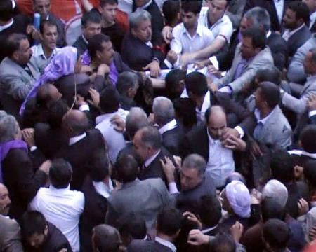 Urfa'da 'bakana bakma' kavgası! - Resim: 3