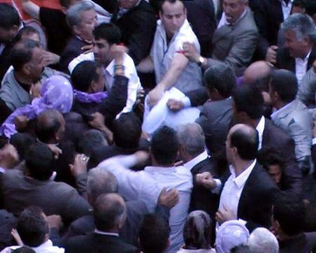 Urfa'da 'bakana bakma' kavgası! - Resim: 4