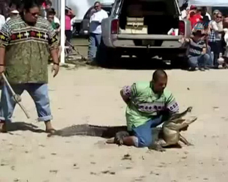 Timsah adamın kafasını böyle kaptı - Resim: 1
