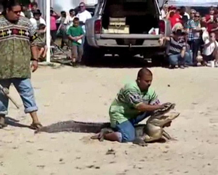 Timsah adamın kafasını böyle kaptı - Resim: 2