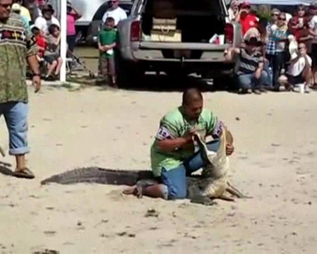 Timsah adamın kafasını böyle kaptı - Resim: 4