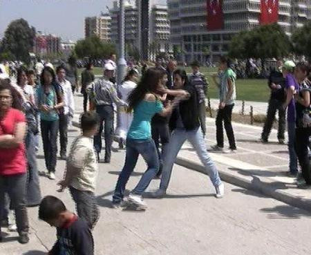 Kızlar saç saça baş başa! - Resim: 1