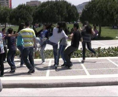 Kızlar saç saça baş başa! - Resim: 2