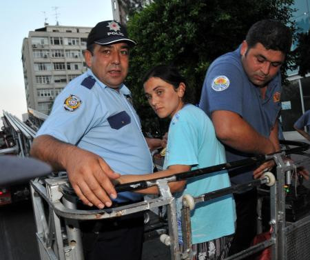 Evde unutulan temizlikçiyi itfaiye kurtardı - Resim: 4