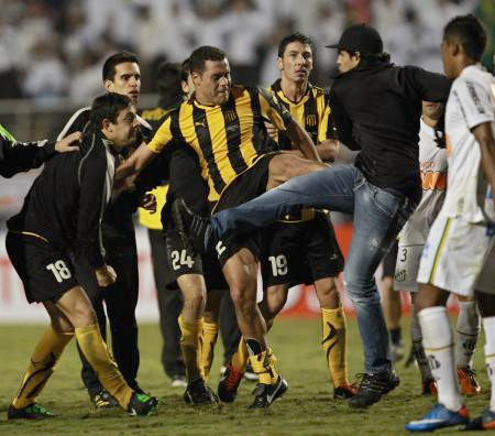 Topa değil birbirlerine vurdular - Resim: 1