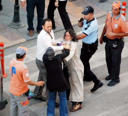 Saç saça baş başa kavga ettiler - Resim: 3