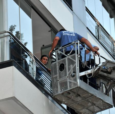 Evde unutulan temizlikçiyi itfaiye kurtardı - Resim: 2