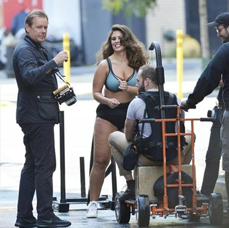 Ashley Graham selülitli bacakları ile şoke etti - Resim: 3