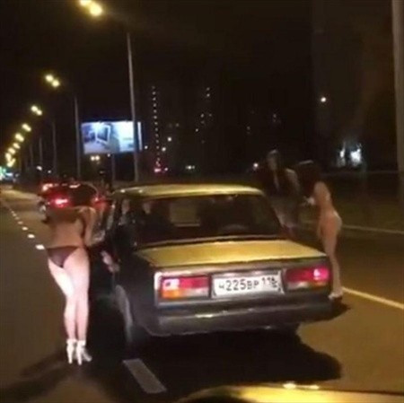 Çırılçıplak soyunup para dilendiler! Rezilliğin böylesi - Resim: 3