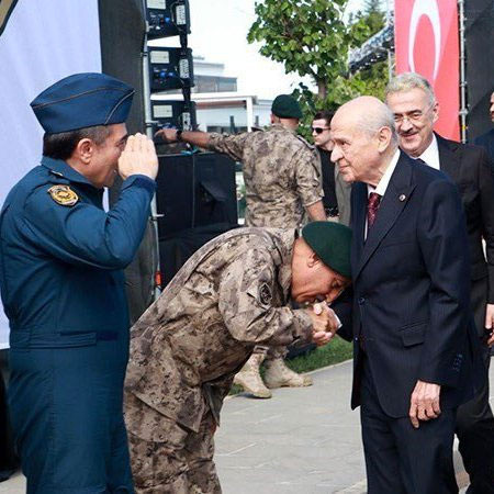 Özgür Özel'den Bahçeli'nin elinin öpen Özel Harekat Başkanı'na tepki - Resim: 0